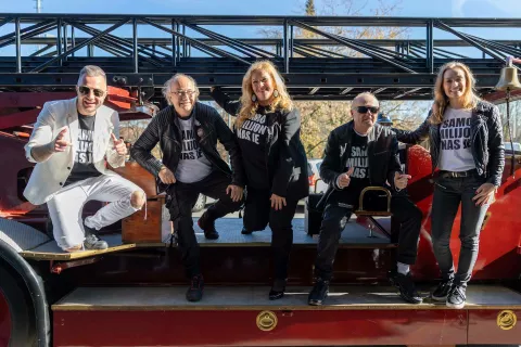 Po četrt stoletja tišine se vrača skupina, ki je Sloveniji povedala resnico z nasmehom ter nas naučila, da se znamo smejati tudi sebi. / Foto: Arhiv Dogodka Media Grup