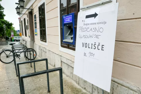 Začenja se predčasno glasovanje