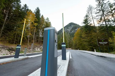 Cestni prelaz Vr&scaron;ičZapornice pred vstopom na prelazStanje ceste po preplastitvi in pred testnim obdobjem novega prometnega režima z zapornicami / Foto: Nik Bertoncelj