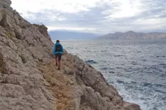 Po skalnatem robu obale do vhoda v kanjon Vrženica. / Foto: Jelena Justin