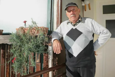 Mož, ki nageljne nosi v srcu