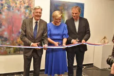 Obnovljeno hišo Generalnega konzulata Republike Slovenije v Celovcu so odprli (od leve) koroški deželni glavar dr. Peter Kaiser, generalna konzulka Maja Banat Slobodjanac in arhitekt Toni Reichman. / Foto: Jože Košnjek