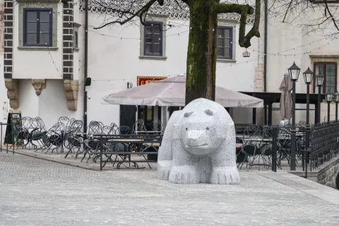 Nova skulptura medveda Lokija