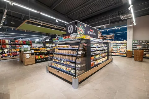Trgovina ima nov oddelek Hitroteke, ki ponuja širok izbor dnevno svežih in v trgovini pripravljenih jedi. / Foto: Spar