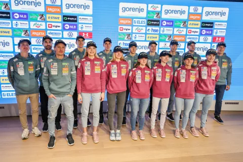 novinarska reprezentanca skoki LJ skupinska / Foto: Tina Dokl