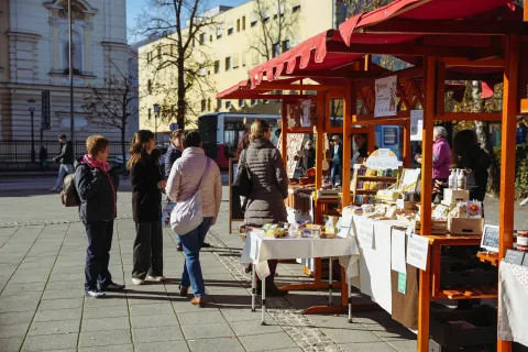 Tržnica lokalnih dobrot - kranjsko, jesen 2025 / Foto: Sandi Fi&scaron;er, Mediaspeed