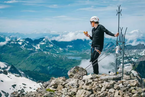 Dve uri &raquo;akcije&laquo; na platnu ter spremljevalni program je razdeljen na &scaron;est poglavij. V četrtem (Gipfeli of Switzerland / &Scaron;vicarski rogljički) se &scaron;tudent Tobias po domačih kantonih odpravi s kolesom. Cilj so najvi&scaron;ji vrhi, zato na etapah mora tudi sestopiti s kolesa in vrhove - energijo mu dajejo &scaron;vicarske verzije francoskih rogljičkov - osvaja kot pohodnik&nbsp;... / Foto: Arhiv E.o.f.t 2025