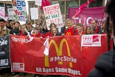 Druga plat korporacije McDonald's je tale »McStrike«: stavka zaposlenih proti prislinim delovnim praksam in nizkim plačam, London, 2018. / Foto: Wikipedija