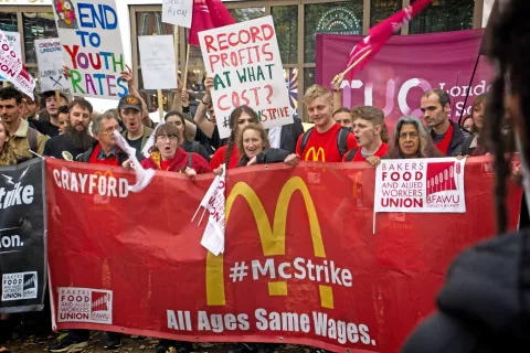 Druga plat korporacije McDonald's je tale &raquo;McStrike&laquo;: stavka zaposlenih proti prislinim delovnim praksam in nizkim plačam, London, 2018. / Foto: Wikipedija