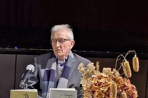 Florjan Lipu&scaron; med predstavitvijo svoje knjige Mrtve stvari v Železni Kapli. / Foto: Jože Ko&scaron;njek