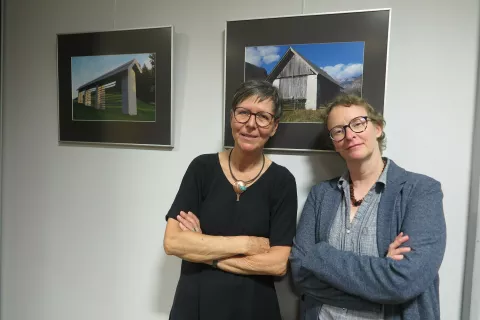 Petra Puhar je avtorica fotografij, Sa&scaron;a Ro&scaron;kar pa je spregovorila o kulturni dedi&scaron;čini kozolcev / Foto: Igor Kavčič