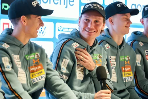novinarska reprezentanca skoki LJ Anže Lani&scaron;ek / Foto: Tina Dokl