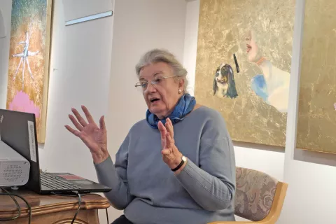 Ddr. Nataša Golob na predstavitvi svoje knjige Pozdravljen, ti, ki bereš. / Foto: Jože Košnjek