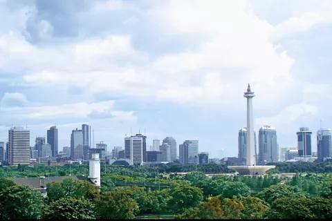 Moderni del velemesta Džakarta. Sredi največjega velemesta na planetu stoji Monas, osrednji spomenik Indonezije in njene veličine. / Foto: Wikipedija