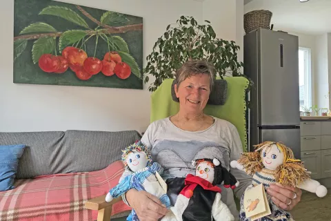 S punčkami razveseljuje otroke