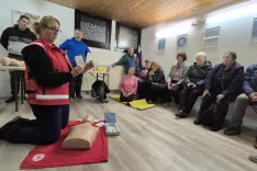 Prikaz uporabe defibrilazorja, Planina, Kranj, predstavnica RKS, OZ Kranj / Foto: Ana Šubic