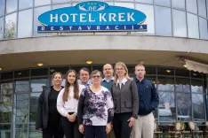 Vodstvo Hotel Krek LesceNa fotografiji iz levetretji - Florjan Krek, direktor, vodja hotela in restavracijepeti - Aleš Krek, direktoršesta - Ksenja Kuralt, vodja recepcije in prodaje / Foto: Nik Bertoncelj