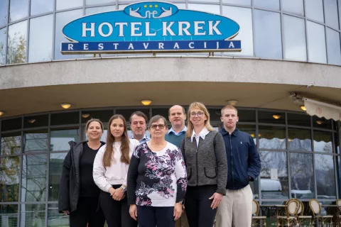 Vodstvo Hotel Krek LesceNa fotografiji iz levetretji - Florjan Krek, direktor, vodja hotela in restavracijepeti - Aleš Krek, direktoršesta - Ksenja Kuralt, vodja recepcije in prodaje / Foto: Nik Bertoncelj