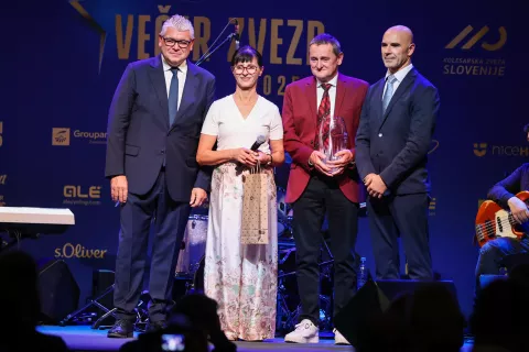 večer zvezd 2025 Kolesarska zveza podelitev priznanj najboljšim slovenskim kolesarjem Kolesar leta Tadej Pogačar nagrado prevzela starša Marjeta in Mirko Pogačar / Foto: Tina Dokl