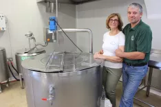 V izboru za Naj hlev je letos sodelovala tudi Malenškova kmetija, na kateri gospodarita Mirko in Andreja Bizant. Na sliki: ob sirarskem kotlu v sirarnici / Foto: Cveto Zaplotnik