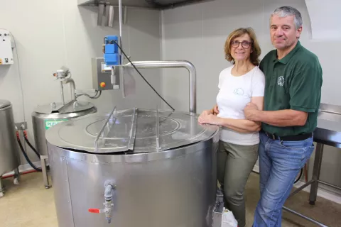 V izboru za Naj hlev je letos sodelovala tudi Malen&scaron;kova kmetija, na kateri gospodarita Mirko in Andreja Bizant. Na sliki: ob sirarskem kotlu v sirarnici / Foto: Cveto Zaplotnik