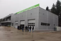 Nekdanji center za prodajo kmetijske mehanizacije dobiva z novim lastnikom novo vsebino: v njem bo kmetijsko vrtnarski center z zadružno poslovalnico ter tudi s prodajo kmetijskih strojev. / Foto: Cveto Zaplotnik