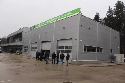 Nekdanji center za prodajo kmetijske mehanizacije dobiva z novim lastnikom novo vsebino: v njem bo kmetijsko vrtnarski center z zadružno poslovalnico ter tudi s prodajo kmetijskih strojev. / Foto: Cveto Zaplotnik