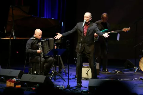 Najbolj&scaron;i &scaron;anson leta 2025 je skladba Zrcalo družbe, ki jo je napisal in izvedel Jure Ivanu&scaron;ič z zasedbo Nordunk. / Foto: Adrian Pregelj / Rtv Slovenija