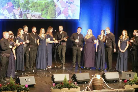 Mo&scaron;ka klapa Partenca in ženska Lu&scaron;e so zapele skupaj / Foto: Alenka Brun