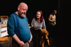 Družinska drama Ograje v režiji Gregorja Čušina je bila izbrana za najboljšo predstavo v celoti. V njej igrajo: Boštjan Smukavec, Lidija Grilc in Jan Čelesnik. / Foto: Nik Bertoncelj