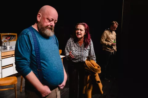 Družinska drama Ograje v režiji Gregorja Čušina je bila izbrana za najboljšo predstavo v celoti. V njej igrajo: Boštjan Smukavec, Lidija Grilc in Jan Čelesnik. / Foto: Nik Bertoncelj