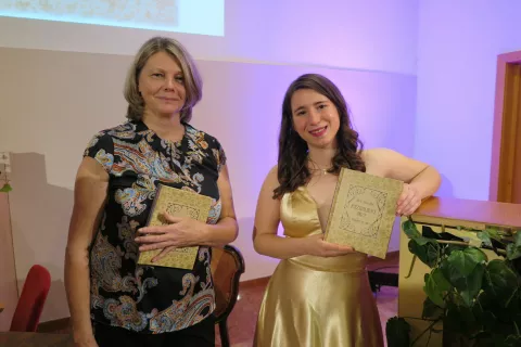 Dogodek ob izdaji prve pesniške zbirke Mire Mokriške, Nataša Hribar in Lucija Baša / Foto: Nika Toporiš