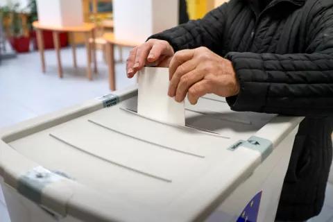 volišče glasovanje referendum zakon o prostovoljnem končanju življenja drugi letos 2025 Šenčur OŠ / Foto: Tina Dokl