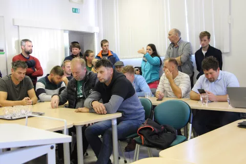 Nedavno sejo sveta KGZS-OE Kranj so spremljali tudi kmetje, ki se zanimajo za zakup državnih kmetijskih zemlji&scaron;č. / Foto: Cveto Zaplotnik