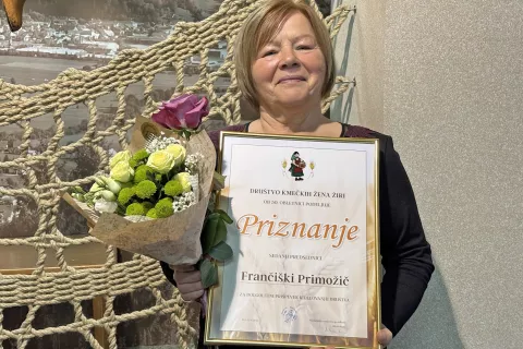 Predsednica Franči&scaron;ka Primožič z dru&scaron;tvenim priznanjem v rokah / Foto: Tanja Mlinar