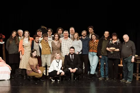 Na Lo&scaron;kem odru: skupinska slika sodelujočih v predstavi na eni zadnjih vaj pred sredino premiero. Matija Milčinski je tretji z leve. / Foto: Aljaž Hafner