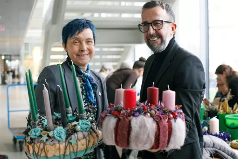 Sabina &Scaron;egula in Peter Ribič na dobrodelni izdelavi božičnih venčkov v Centru Rog. Ljubljana, 25. 11. 2025 / Foto: Matic Zorman