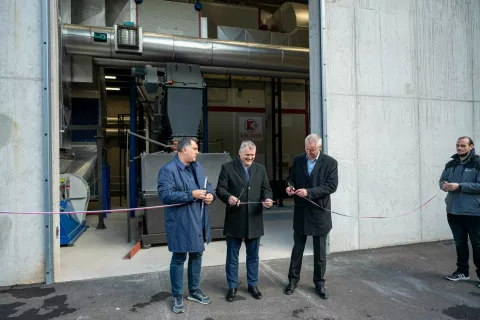 Slavnostno odprtje kotlovnice na lesno biomaso ENOS JeseniceNa fotografiji iz levemag. Peter Bohinec župan občina Jesenicemag. Bojan Kumer minister za okolje podnebje in energijoAndrej Stu&scaron;ek direktor ENOS d.o.o. / Foto: Nik Bertoncelj