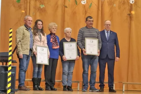 Prejemniki priznanj Kulturnega in turističnega dru&scaron;tva Pod krivo jelko Duplje &ndash; manjka predstavnik družine Žun &ndash; s predsednikom dru&scaron;tva Rudijem Dovžanom (levo) in županom Ivanom Megličem (desno). / Foto: Jože Ko&scaron;njek