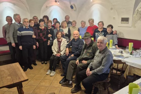 Sošolke in sošolci spomine na osnovno šolo v Poljanah obujajo vsakih pet let. / Foto: Klara Mrak