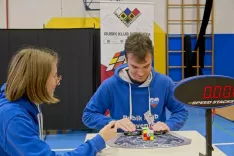 Spretno vrteli rubikovo kocko