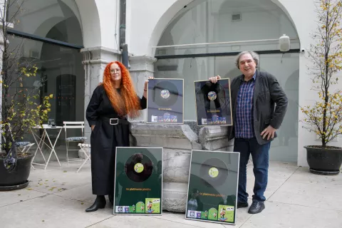 Neca Falk in Jerko Novak na podelitvi zlatih in platinast plo&scaron;č za projekta Maček Muri, Muca Maca in Mačji Sejem. Ljubljana, 18. 11. 2025 / Foto: Matic Zorman