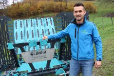 Aleš ob traktorskem sadilcu Lavrih Field Planter, s katerim lahko v eni uri posadijo od 30 do 50 tisoč sadik / Foto: Cveto Zaplotnik