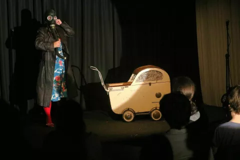 Kabare dopušča tudi odersko obravnavo družbeno aktualnih stvari. / Foto: Alenka Brun