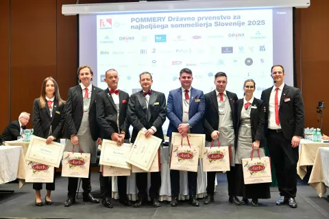 Sedem jih je nastopilo v polfinalu: Simona Česen, &Scaron;pela Simoneta, Miralem Junuzović, Matic Rom&scaron;ak, Anže Repovž, Miha Pate in Martin Kobal. na fotografiji je prisoten tudi Valentin Bufolin (skrajno desni), predsednik dru&scaron;tva Sommelier Slovenije in obenem predsednik ocenjevalnih komisij strokovnega dela tekmovanja. / Foto: Arhiv Tekmovanja (Peter Irman)