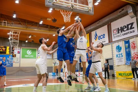 Košarka - Slovenski pokal - 1/8-finala med ECE Triglav Kranj : GGD Šenčur / Foto: Primož Pičulin