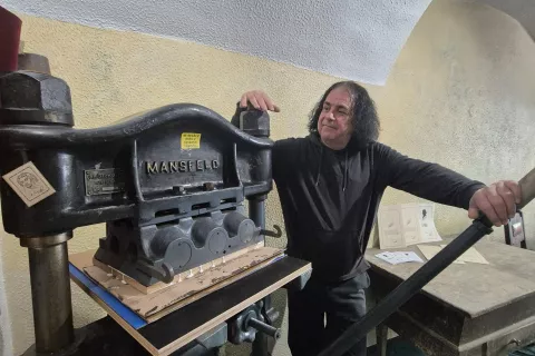 Bojan Be&scaron;ter ob tiskarskem stroju / Foto: Igor Kavčič