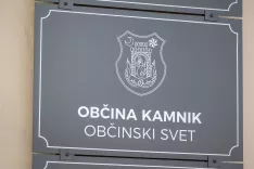 Simbolična fotografija občina KamnikObčinska stavba napis Občinski svet / Foto: Nik Bertoncelj