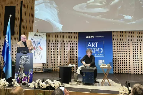 Barba Štembergar Zupan in Niko Zupana sta obiskovalcem približala umetnost kot proces, ki združuje poglobljeno znanje in intuitivno oblikovanje. / Foto: Alenka Brun