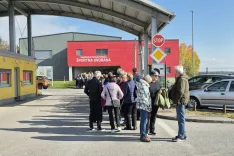 Udeležba na množičnem cepljenju proti gripi, covidu-19 in pnevmokoku oziroma bakterijski pljučnici, ki ga je ZD Kranj sredi novembra izvedel v kranjski vojašnici, je bila nad pričakovanji. V osmih urah je bilo cepljenih dva tisoč oseb. / Foto: Simon Šubic